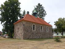Schweinitz, evangelische Dorfkirche, kleiner viereckiger Feldsteinbau mit Walmdach (05.07.2025)