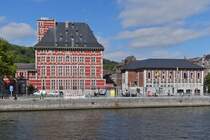 Das Museum Curtius in Lttich, gebaut in Rotem Backstein zwischen 1600 bis 1610, aufgenommen bei einer Schifffahrt auf der Maas. 18.09.2025