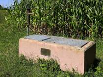 Forchheim in der Rheinebene, kleiner Brunnen auerhalb des Ortes, gestiftet und erbaut 1997 von einer Jugendgruppe aus dem Ort, Aug.2025