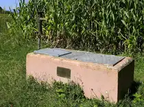 Forchheim in der Rheinebene, kleiner Brunnen au�erhalb des Ortes, gestiftet und erbaut 1997 von einer Jugendgruppe aus dem Ort, Aug.2025