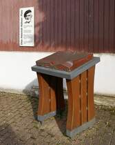 Nimburg, Denkmal fr den Schriftsteller Otto-Heinrich Khner, 1921 im Ort geboren und 1996 verstorben, Sept.2025