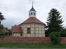 Garz, evangelische Kirche, achteckiger Fachwerkbau mit einem Zeltdach, erbaut 1688 (06.07.2025)