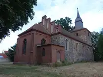 Gladau, evangelische Kirche, romanischer einschiffiger Feldsteinbau, erbaut im 13. Jahrhundert, neogotischer Chor erbaut 1881 (06.07.2025)