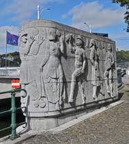 Dieses Relief stellt Volkstmliche Szenen aus Lttich dar, geschaffen 1948 – 49 vom Bildhauer Adelin Salle. Es steht am Ende des Pont des Arches am Qaui de Gaulles.(Wikipedia). 18 09.2025