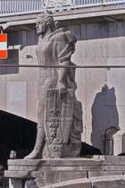 Der bewaffnete Ritter soll das Mittelalter darstellen, Statue steht am Pont des Arches in Lttich, erstellt 1948. 18.09.2025