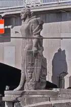 Der bewaffnete Ritter soll das Mittelalter darstellen, Statue steht am Pont des Arches in L�ttich, erstellt 1948. 18.09.2025