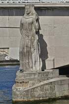 Die Frauenstatue soll den Widerstand gegen die deutschen Besatzer symbolisieren, am rechten Brckenpfeiler vom Pont des Arches ber die Maas in Lttich. 18.09.2025 
