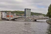 Blick auf den Pont des Arches auf der Maas in Lttich, das Hochhaus ist das Verwaltungsgebude der Gemeinde Lttich. Oben auf dem Berg ist auch das Universittskrankenhaus von Lttich zu sehen. 09.2025