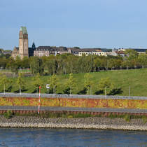 Die koptische Kirche St. Bonifatius wurde von 1911 bis 1912 erbaut und befindet sich in Duisburg-Hochfeld. Davor ist ein kleiner Teil des neu gestalteten Rheinparks zu sehen. (September 2025)