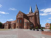 Jerichow, Klosterkirche St. Marien und Nikolaus. Chor, Querhaus und Schiff erbaut von 1149 bis 1172, Westfassade und Trme erbaut von 1256 bis 1262 (06.07.2025)
