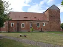 Klietznick, evangelische Kirche, erbaut im 13. Jahrhundert mit gotischem Querturm (06.07.2025)