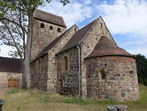 Lbars, evangelische St. Barnabas Kirche, romanische Saalkirche aus Feldsteinen (06.07.2025)