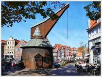 Der Krahn am Hansehafen in der historischen Altstadt in Stade. Der kleine Hafen wird von Straencafs flankiert. Ende September 2025. 