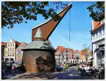 Der Krahn am Hansehafen in der historischen Altstadt in Stade. Der kleine Hafen wird von Stra�encaf�s flankiert. Ende September 2025. 