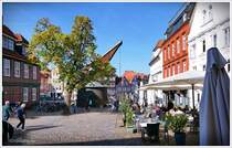 Stade am Fischmarkt, das historische Zentrum mit seinem Krahn am Hafen, erinnert an Lneburg auch dort steht so ein Krahn an der Ilmenau. Ende September 2025.