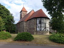Rietzel, evangelische Dorfkirche, sptromanische Feldsteinkirche, erbaut im 13. Jahrhundert, Apsis erbaut 1704 in Fachwerkbauweise (06.07.2025)