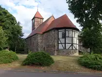 Rietzel, evangelische Dorfkirche, sp�tromanische Feldsteinkirche, erbaut im 13. Jahrhundert, Apsis erbaut 1704 in Fachwerkbauweise (06.07.2025)