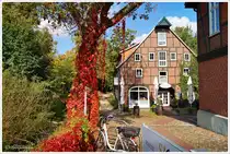 Schnitzelhus, steht unter Denkmalschutz, es ist der ehemalige Stadtspeicher direkt am Stadtstreek. Leider f�hrt der Fluss (links im Bild), kaum noch Wasser. Die Verantwortlichen in Rotenburg (W�mme) haben das Problem erkannt und wollen diesen Zustand beenden. Rotenburg 1. Oktober 2025