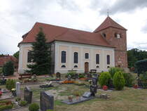 Hohennauen, evangelische Kirche, Backsteinturm erbaut im 16. Jahrhundert, Langhaus erbaut von 1710 bis 1720 (07.07.2025)