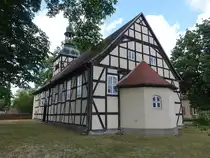 Milow, evangelische Kirche, Fachwerkkirche erbaut 1695 (07.07.2025)