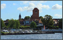 Blick von der Mritz auf die Altstadt von Waren mit der St. Georgenkirche. (24.08.2025)