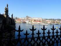Impression an der Karlsbrcke mit Blick ber die Moldau, Prag; 250321
