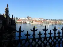 Impression an der Karlsbr�cke mit Blick �ber die Moldau, Prag; 250321