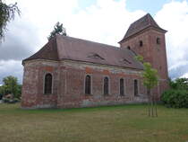 Vieritz, evangelische Kirche, sptromanischer Backsteinsaalbau aus der ersten Hlfte des 13. Jahrhundert, Westturm erbaut um 1600 (07.07.2025)