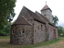 Warchau, evangelische Kirche, sptromanische Feldsteinkirche mit Fachwerkturm, erbaut im 12. Jahrhundert (07.07.2025)