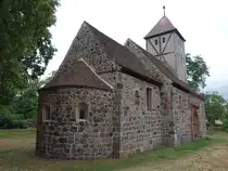 Warchau, evangelische Kirche, sp�tromanische Feldsteinkirche mit Fachwerkturm, erbaut im 12. Jahrhundert (07.07.2025)