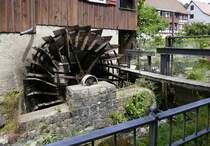 Schiltach, das Wasserrad der Schuttesge ist mit 7,20m Durchmesser eins der grten im Land und wird jetzt zur Stromerzeugung genutzt, Juli 2025