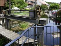 Schiltach, das Wehr vor der Schttesge reguliert den Wasserzulauf fr das Wasserrad, Juli 2025