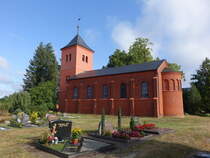 Brielow, evangelische Kirche, Kirchturm erbaut 1690, neoromanisches Kirchenschiff erbaut 1873 (08.07.2025)