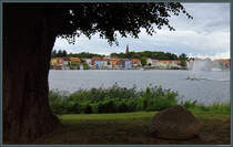 Blick vom Kloster Malchow ber den Malchower See mit der groen Fontne zur Stadtkirche und dem davor gelegenen Hafen. (24.08.2025)