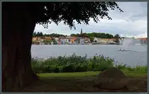 Blick vom Kloster Malchow �ber den Malchower See mit der gro�en Font�ne zur Stadtkirche und dem davor gelegenen Hafen. (24.08.2025)