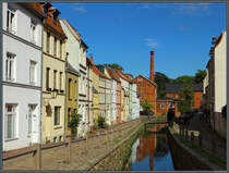 Durch den Norden der Altstadt von Wismar verluft der Mhlenbach. Das im Hintergrund sichtbare Backsteingebude ist die ehemalige Stadtmhle. (25.08.2025)