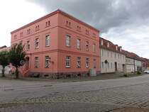 Neustadt / Dosse, frheres Rathausgebude am Kirchplatz, erbaut im 19. Jahrhundert (08.07.2025)