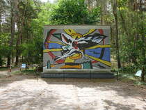 Stlln, Otto Lilienthal Denkmal, Glasmosaik von Erhard Grttner, erschaffen von 1984 bis 1986 (08.07.2025)