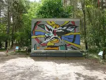 St�lln, Otto Lilienthal Denkmal, Glasmosaik von Erhard Gr�ttner, erschaffen von 1984 bis 1986 (08.07.2025)