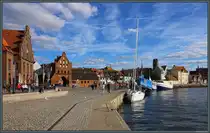 Das Wassertor markiert den historischen Zugang vom Hafen zur Altstadt von Wismar. Rechts ist der Turm der St. Marien-Kirche zu sehen. (25.08.2025)