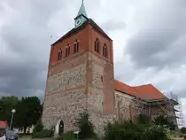 Arneburg, evangelische Stadtkirche St. Georg, erbaut im 12. Jahrhundert, Querhaus und Chor 13. Jahrhundert, Wiederaufbau 1774 (08.07.2025)
