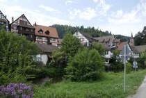 Schiltach im mittleren Schwarzwald, entlang der Kinzig mit Blick auf den Ort, Juli 205