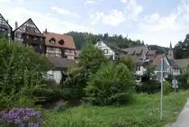 Schiltach im mittleren Schwarzwald, entlang der Kinzig mit Blick auf den Ort, Juli 205
