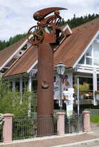 Schiltach, das Kunstwerk steht an der Hbelesbrcke ber die Kinzig, Juli 2025