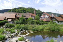 Schiltach, Blick ber die Kinzig auf den Ort mit der evangelischen Stadtkirche, Juli 2025