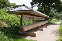 Schiltach, der Holzstamm steht als Technisches Denkmal f�r die lange Tradition der Fl��erei, ein sogenannter  Holl�nder , der als Mast f�r die Segelschiffe diente, die in Holland damals gebaut wurden, Mindestl�nge war 18,60m und 48cm Durchmesser, Juli 2025