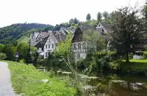 Schiltach, entlang der Kinzig mit Blick auf den Ort, Juli 2025