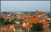Von der St. Georgen-Kirche schweift am 28.08.2025 der Blick ber die Altstadt von Wismar. Links im Hintergrund liegt der Alte Hafen, rechts die Kirche St. Nikolai. Davor ist die Heiligen-Geist-Kirche zu sehen.