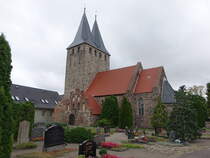Klein Schwechten, evangelische St. Laurentius Kirche, sptromanische Feldsteinkirche aus dem spten 12. Jahrhundert (09.07.2025)