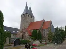 Klein Schwechten, evangelische St. Laurentius Kirche, sp�tromanische Feldsteinkirche aus dem sp�ten 12. Jahrhundert (09.07.2025)